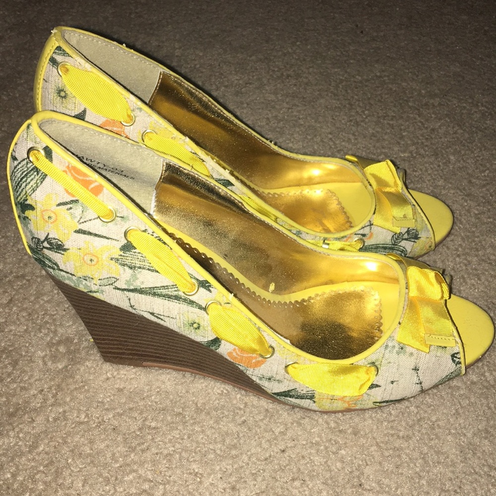 Wedge heel platform shoes